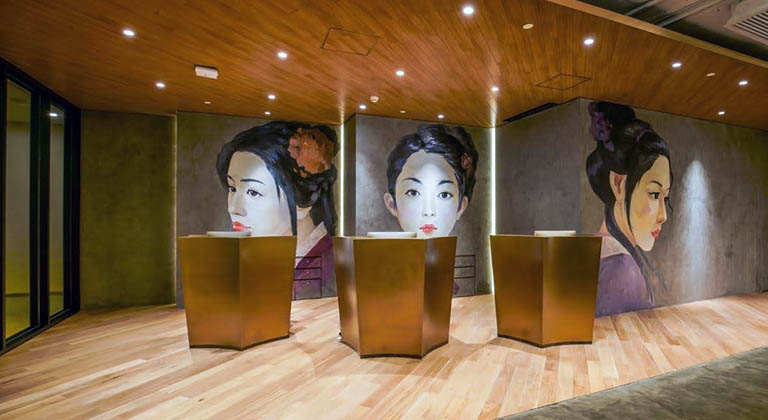 TEC 德事中心的礼宾服务台设计多样化,并融入了当地文化元素