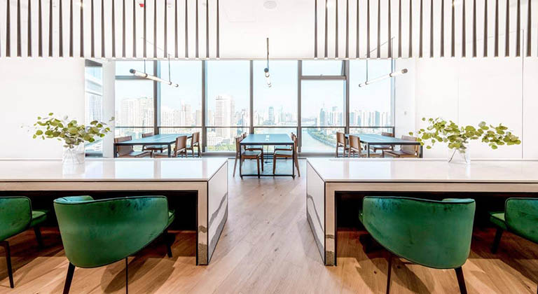 TEC 德事中心设有宽敞的休息区,方便会员在办公时间进行社交和会议