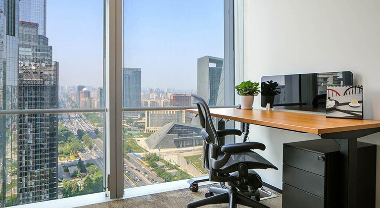 TEC 德事的办公室窗边俯瞰城市全景，明亮的自然光线提升工作环境质量