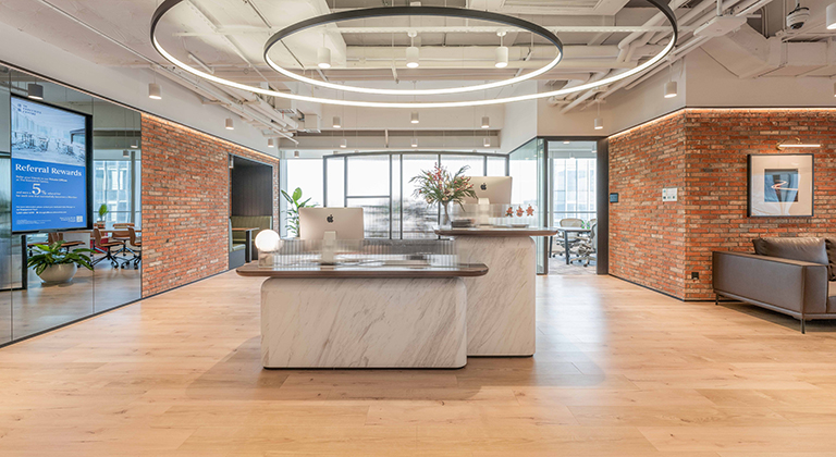 TEC 德事的商务中心设有能融合工作与社交的共享办公休息区,适合不同会员按需使用