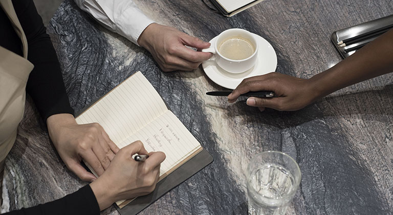 レンタルオフィスにある高級貸し会議室で打ち合わせをしている人々