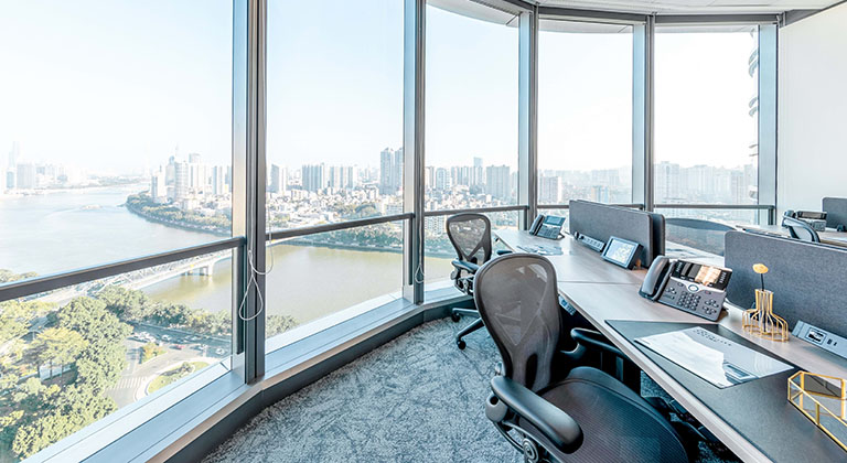 TEC 德事高层办公室提供绝佳的城市风光与自然光线，尽享都市美景