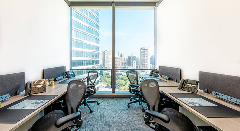 TEC 德事提供宽敞的办公空间并配备大窗户，充满自然采光