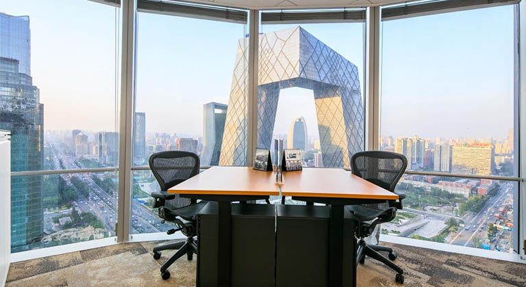 TEC 德事的办公室宽敞明亮，可俯瞰城市地标建筑，营造高效与舒适兼备的工作环境