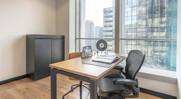 透过 TEC 德事的办公室窗户欣赏城市美景，营造舒适高效的工作氛围