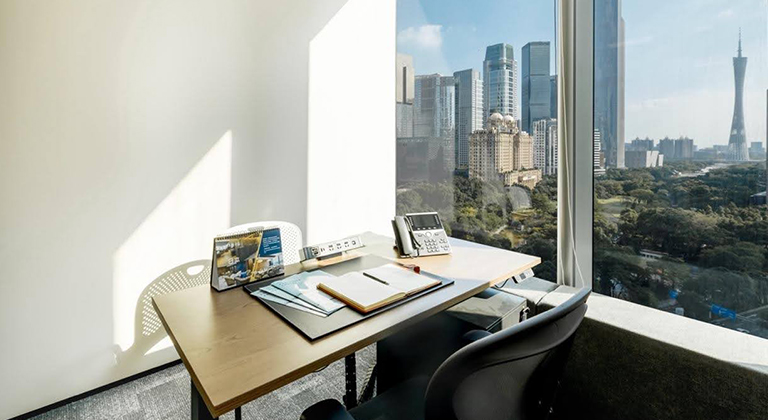 窗外城市全景尽收眼底，为高效办公增添一份宁静与专注