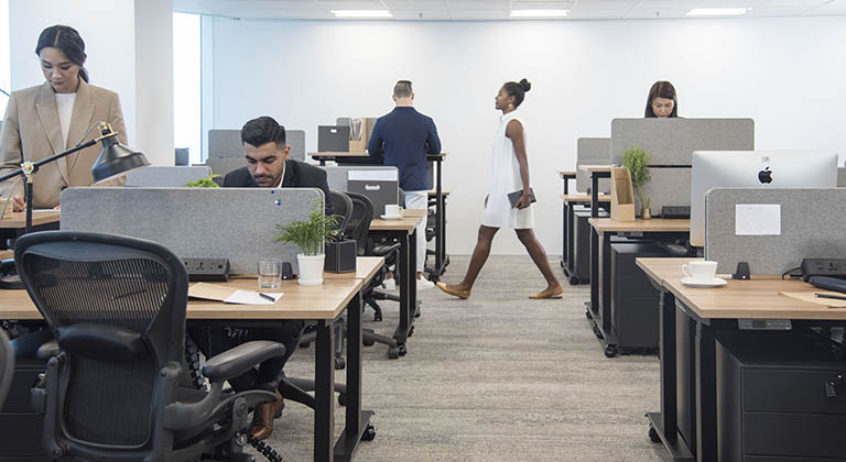 レンタルオフィスにある家具完備の個室オフィス