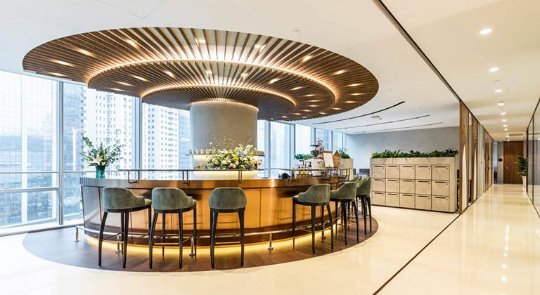 德事 TEC 咖啡吧区域支持按需定制饮料服务,为会员提供特调咖啡饮品