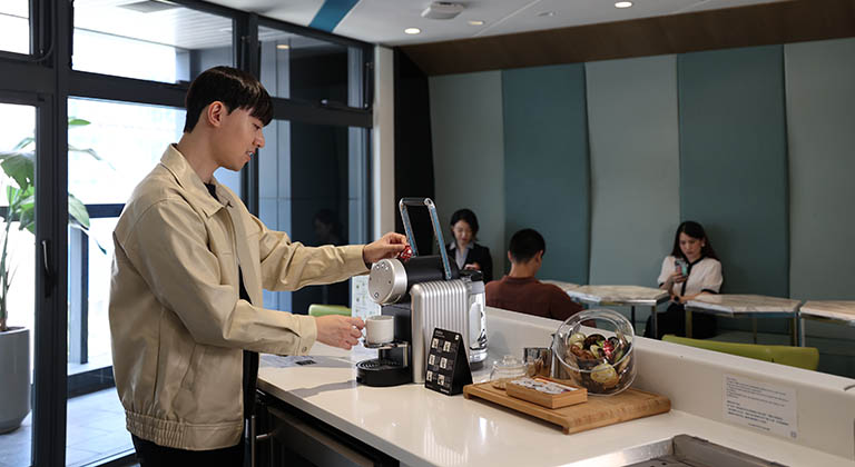 台北德事商務中心的共享辦公室空間設有咖啡機器以及寬敞的座位,適合不同人士選用