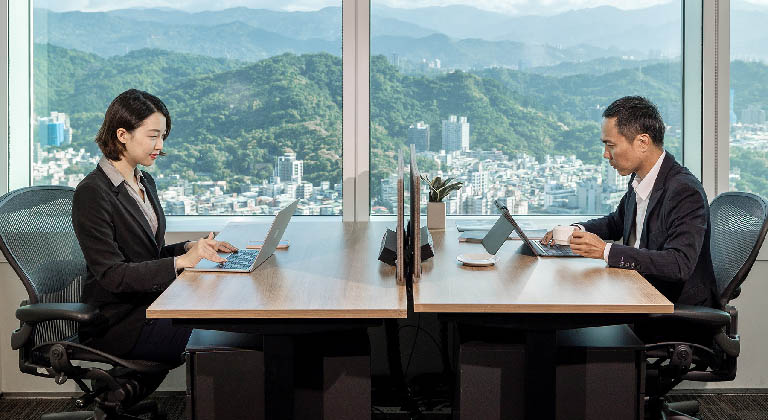 TEC 德事商務中心的台北私人辦公室有不同模組化設計，中心內的辦公桌能打造高效工作環境，讓您在繁忙之餘亦可欣賞到城市美景，放鬆身心