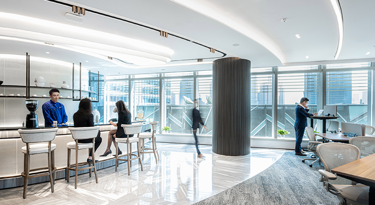 TEC 德事的商务中心有宽敞休息区，配备多种精致茶点与饮品，为会议和社交互动提供理想场所