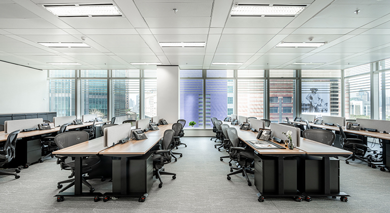 德事灵活的办公室布局提供模块化设计，企业可根据团队规模自由调整空间配置，满足不同业务需求和员工工作习惯
