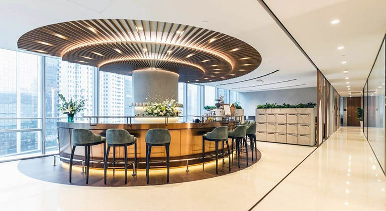 德事中心的咖啡吧区域,结合商务风格与咖啡文化,为会员带来品质体验