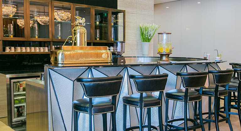 TEC 德事的咖啡吧提供客制化饮品,让会员在陆家嘴垂直社区享受轻松社交与休憩空间