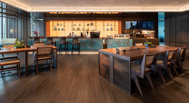 德事 TEC 中心有咖啡吧，提供专业咖啡师现磨咖啡与多种饮品选择，营造高端商务氛围，满足会员的日常需求