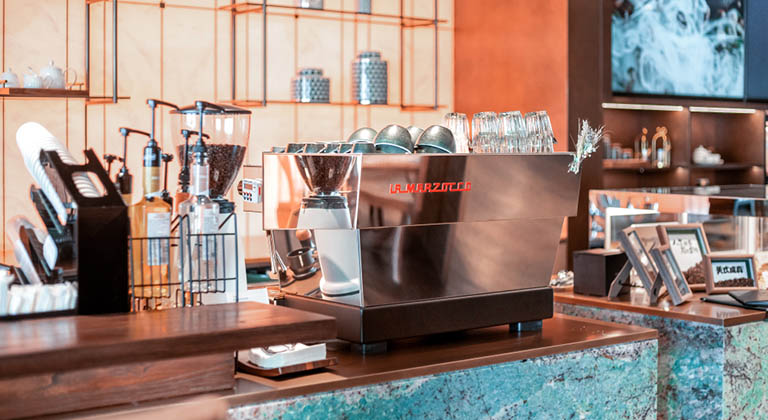 德事 TEC 咖啡站提供丰富饮品选择,支持个性化定制,为会员打造专属咖啡体验,让工作更具活力