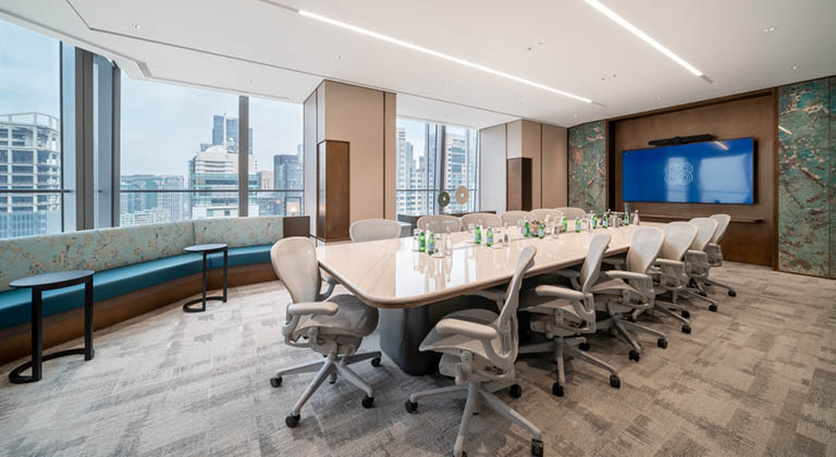 德事 TEC 有宽敞明亮的会议空间，配备大玻璃窗，俯瞰城市 CBD 核心区的繁华景色，提升工作效率与灵感