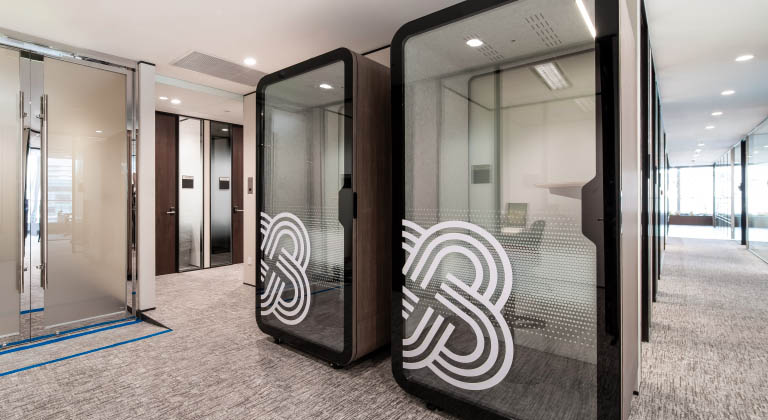 德事 TEC 私密电话亭设计现代，提供隔音空间，让会员在安静的环境中进行高效、无干扰的商务通话