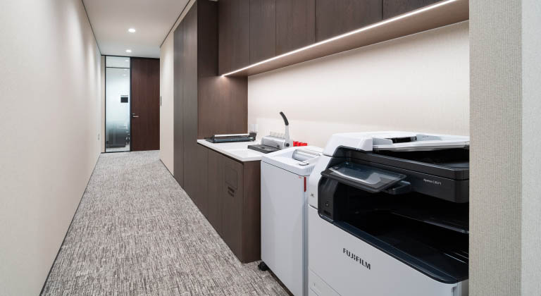 TEC 德事打印区域配备多功能打印设备，支持高效打印、扫描与复印，满足企业的日常办公需求