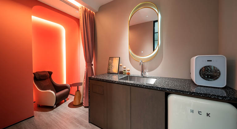 TEC 德事提供私密休息区，环境温馨舒适，配备现代化家具，为会员提供一个放松与恢复精力的理想场所