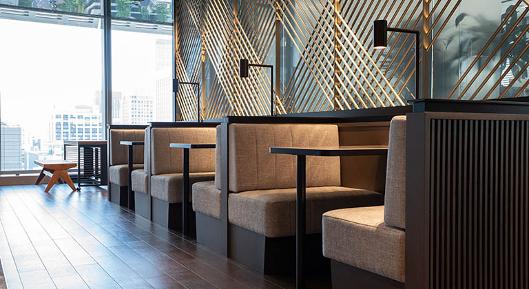 サテライトオフィスに使えるレンタルオフィスの共用ラウンジ