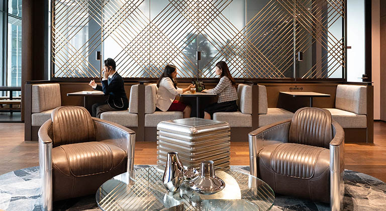 シェアオフィスにある洗練された共用ラウンジエリア