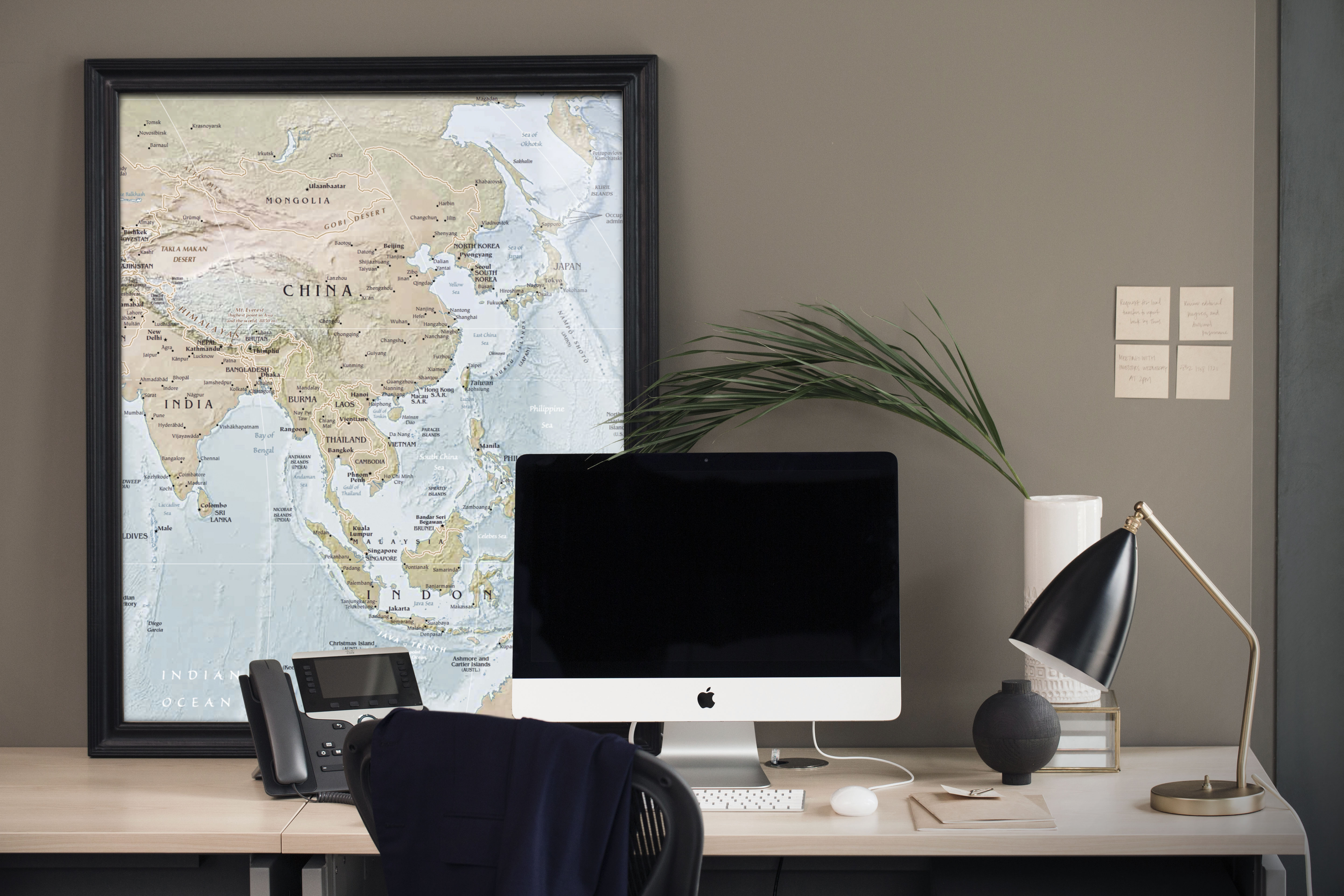 シェアオフィスにある個室オフィスのデスクとパソコン