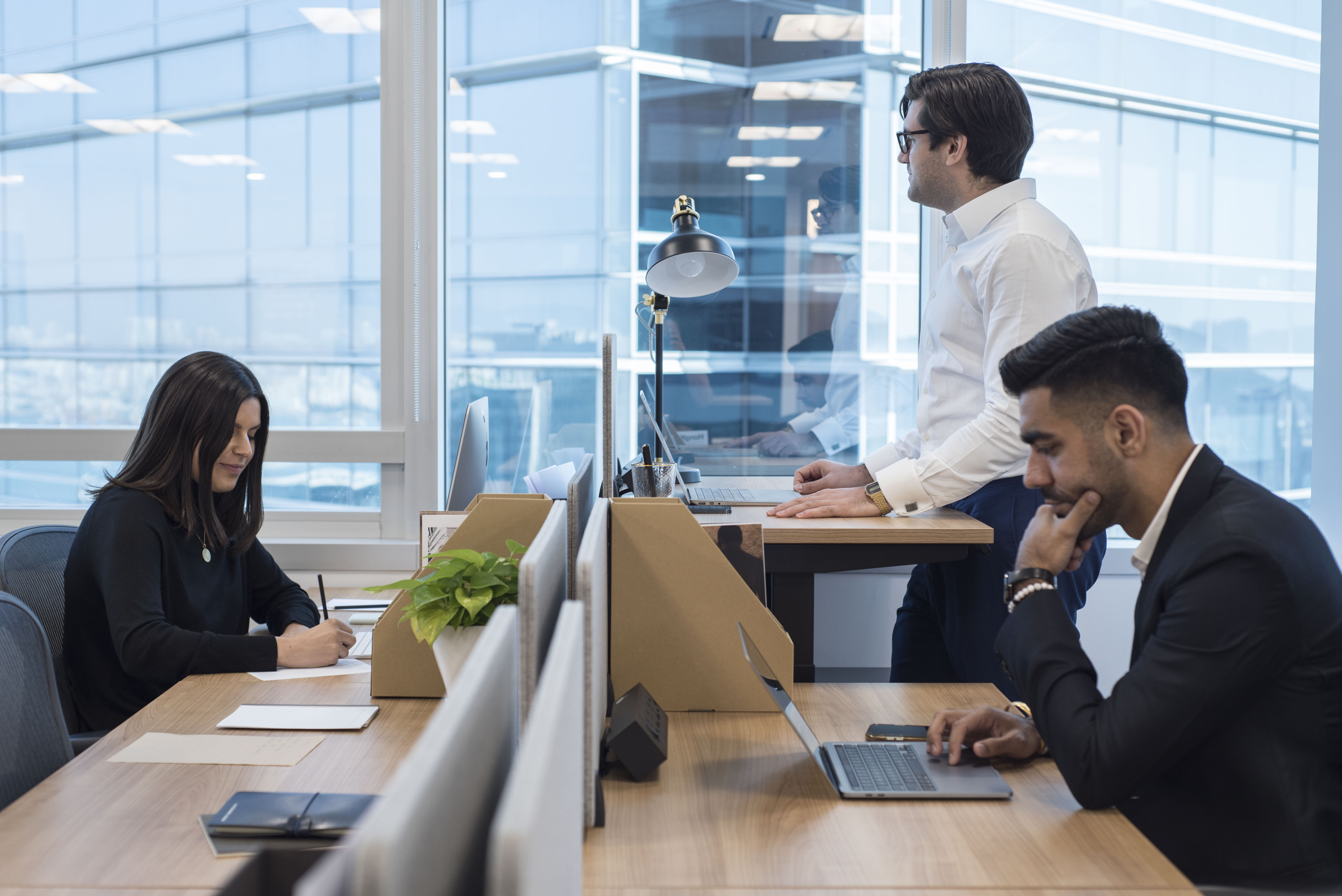 シェアオフィスにある個室オフィスで仕事している人々